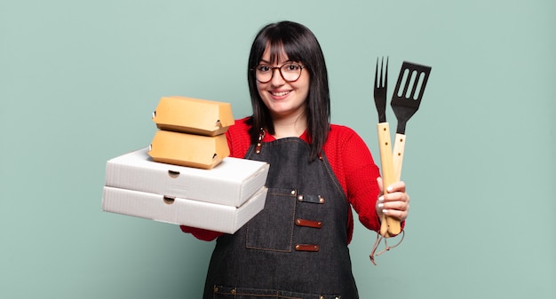 Mujer bonita de talla grande entrega cocina, concepto de comida rápida para llevar