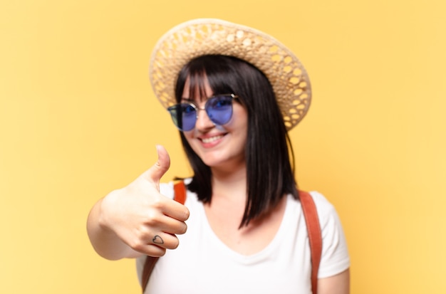 Mujer bonita de talla grande con gafas de sol y un sombrero de vacaciones