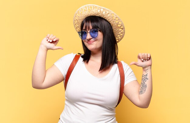 Mujer bonita de talla grande con gafas de sol y un sombrero de vacaciones