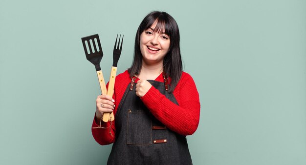 Mujer bonita de talla grande que se siente feliz, positiva y exitosa, motivada cuando enfrenta un desafío o celebra buenos resultados