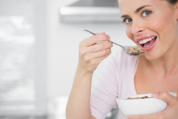 Mujer bonita con tazón de cereal