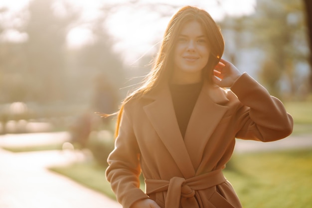 Mujer bonita con teléfono inteligente pasando un buen rato en el fin de semana de otoño Concepto de estilo de vida de la gente