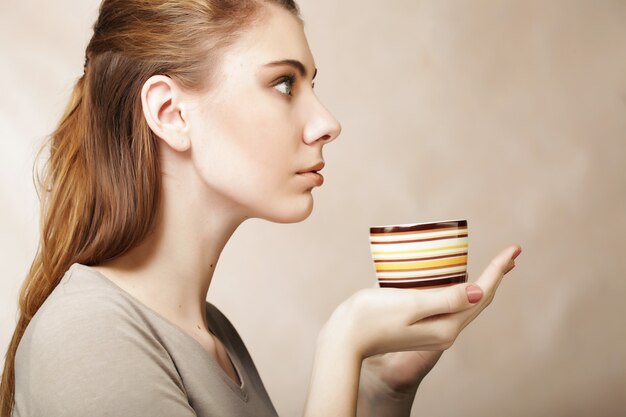 mujer bonita tomando café