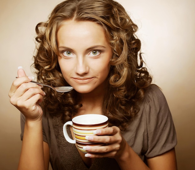 mujer bonita tomando café