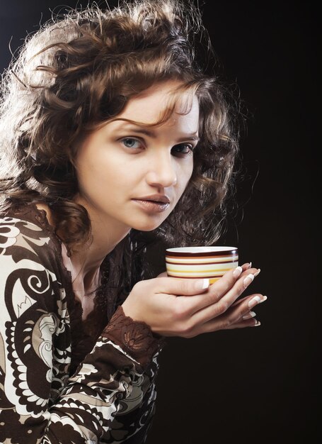 mujer bonita tomando café