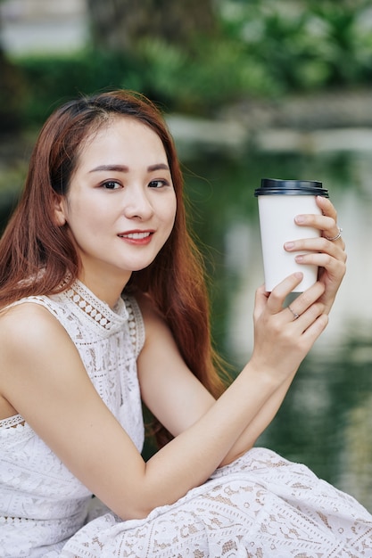 Mujer bonita tomando café