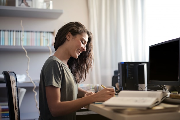 Mujer bonita trabajando en su escritorio