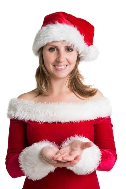 Mujer bonita en traje de santa presentando su producto