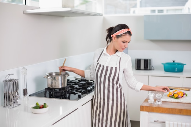 Foto mujer bonita tranquila con delantal de cocina