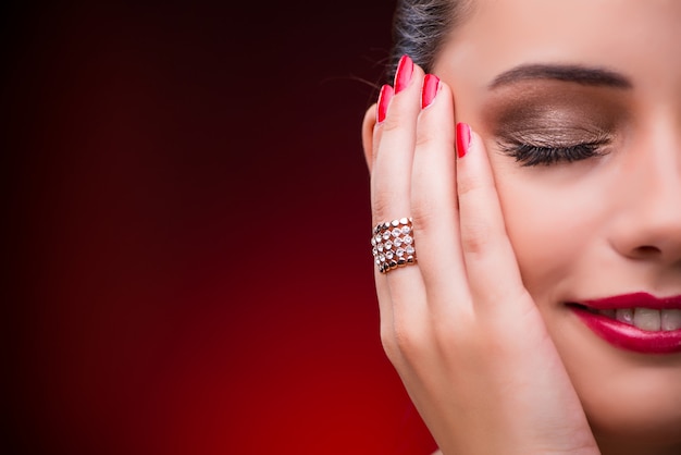 Mujer con bonito anillo en belleza.