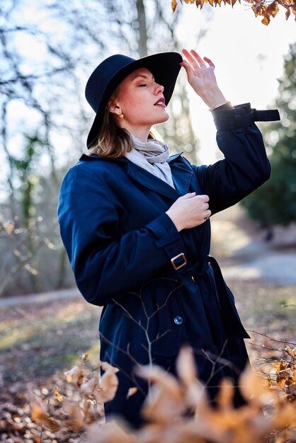 mujer, en, bosque, con, un, sombrero, y, sol