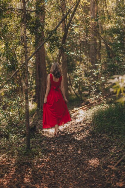 Foto mujer en el bosque