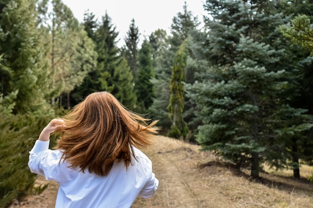 mujer en el bosque