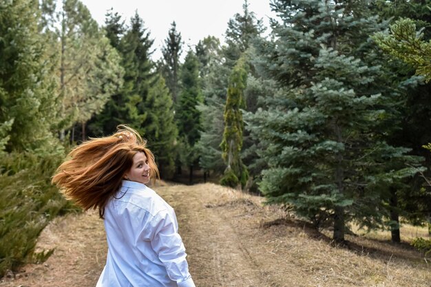 mujer en el bosque