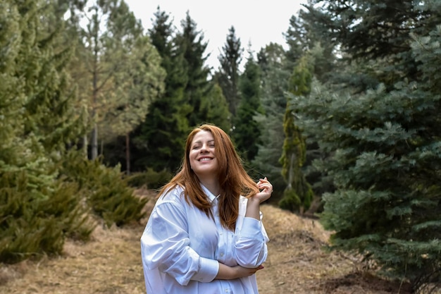 mujer en el bosque