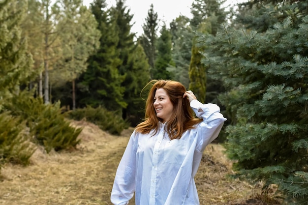 mujer en el bosque