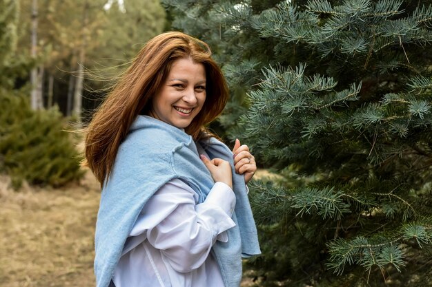 mujer en el bosque