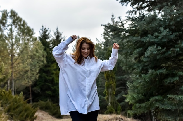 mujer en el bosque