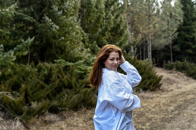 mujer en el bosque