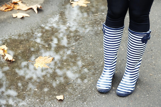 Mujer con botas en un día lluvioso de otoño