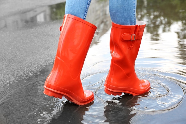 Mujer con botas de goma rojas al aire libre