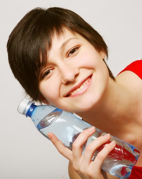 mujer con botella de agua limpia