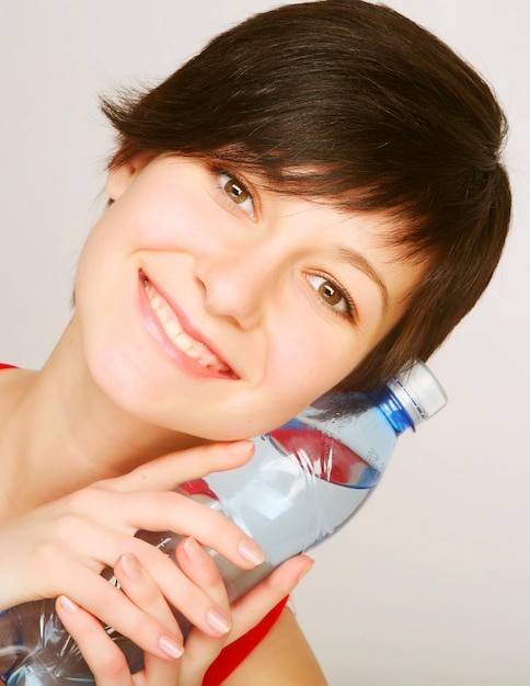 mujer con botella de agua limpia