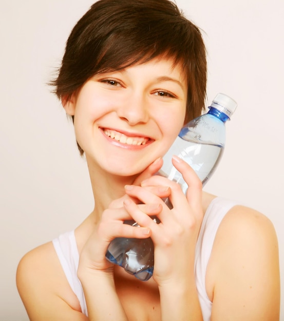 mujer con botella de agua limpia