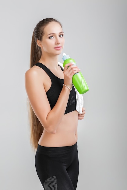 Mujer con una botella de agua