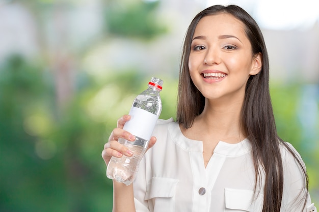 Mujer con botella de agua