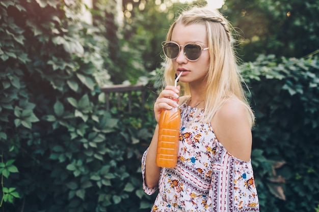 Mujer con botella de jugo