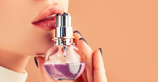 Mujer con botella de perfume Mujer presenta perfumes fragancia Labios sexy Labio rosa