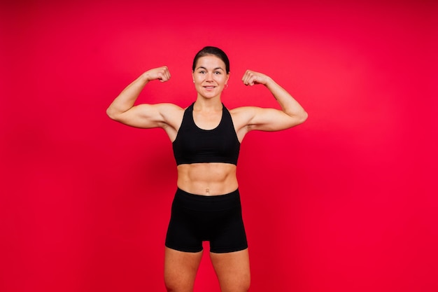 Mujer boxeadora en entrenamiento de guantes sobre fondo amarillo rojo negro