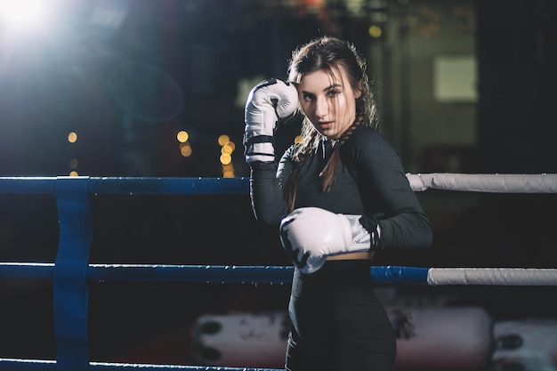 Mujer boxeadora de muay thai puñetazos