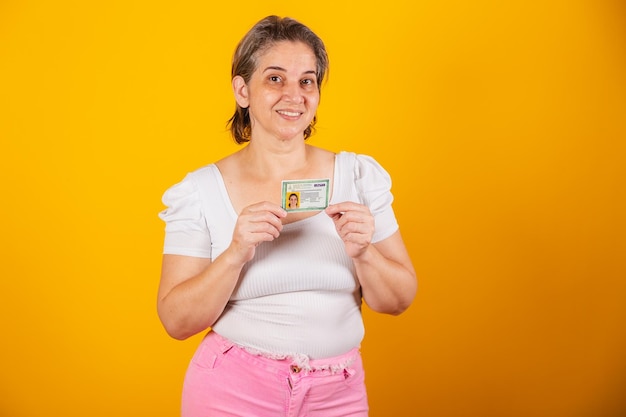 Mujer brasileña adulta con documento de identidad RG