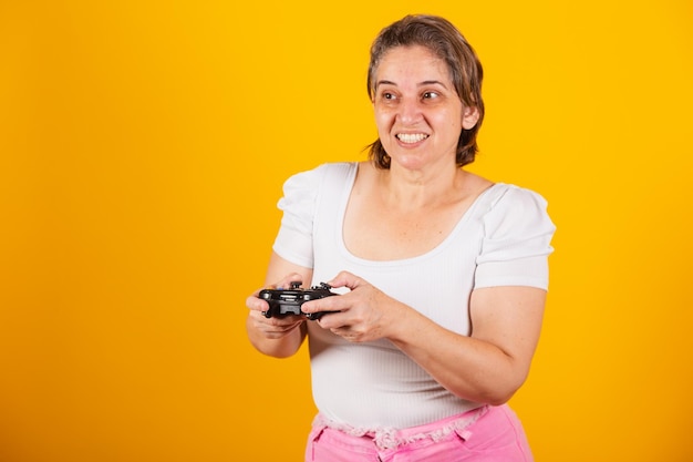 Mujer brasileña adulta madre sosteniendo joystick de control remoto de videojuegos Gamer