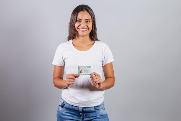 Mujer brasileña con cédula de identidad brasileña documento RG