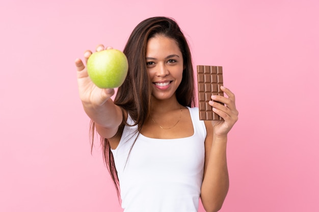 Mujer brasileña con chocolate y manzana