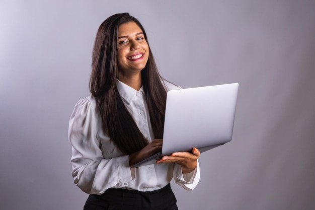 Mujer brasileña empresaria sosteniendo cuaderno