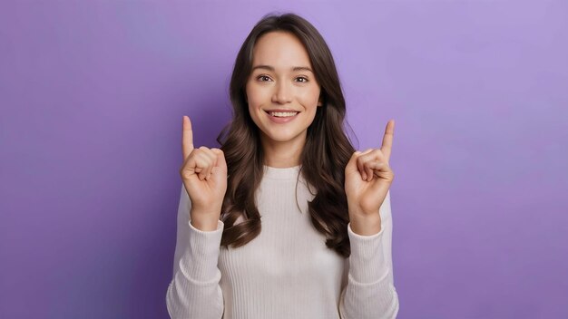 Mujer brasileña joven aislada en fondo púrpura feliz y contando tres con los dedos