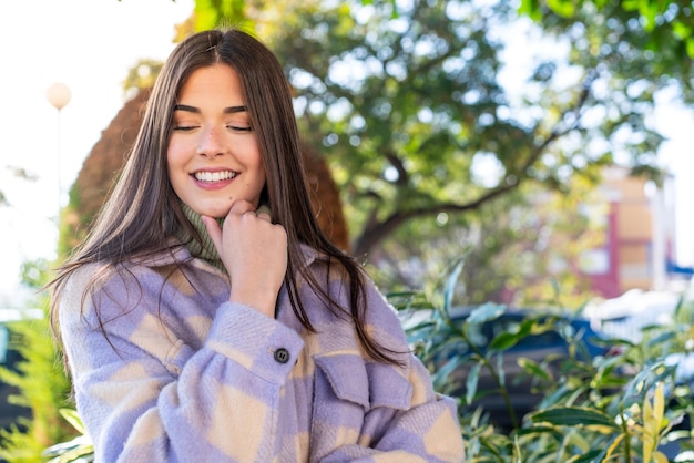 Mujer brasileña joven en un parque que mira al lado