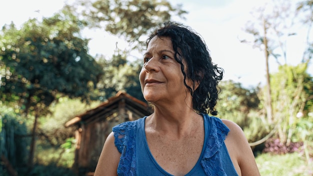 Mujer brasileña latina sonriente en la granja Alegría positiva y amor