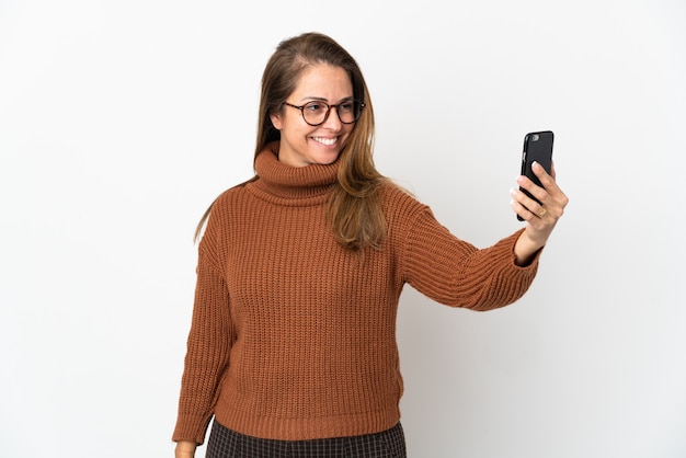 Mujer brasileña de mediana edad aislada