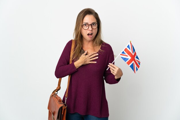 Mujer brasileña de mediana edad sosteniendo una bandera del Reino Unido aislada