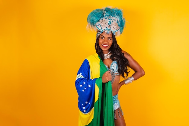 Foto mujer brasileña negra de medio cuerpo horizontal en ropa de carnaval con bandera de brasil