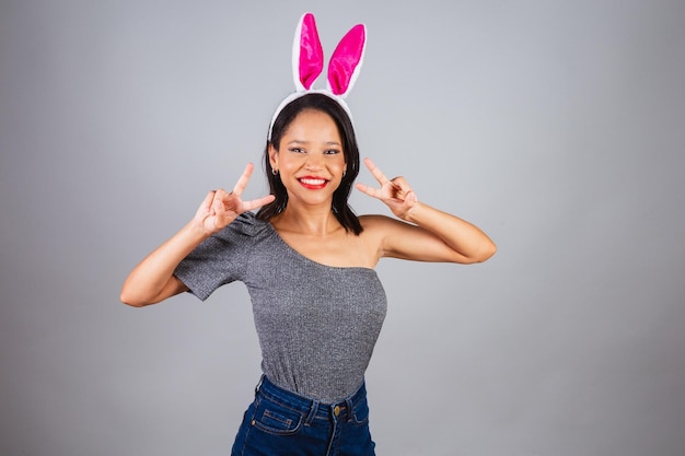Foto mujer brasileña del noreste con foto de orejas de conejo para la paz y el amor de pascua