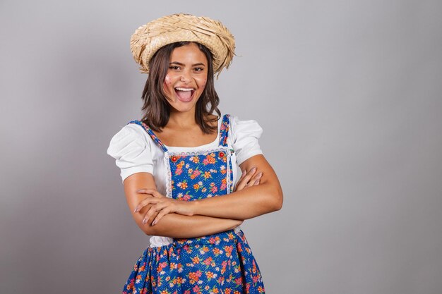 Mujer brasileña con ropa de campo Sao Joao party Junina party brazos cruzados sonriendo