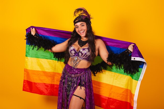 Mujer brasileña con ropa de carnaval con bandera lgbt