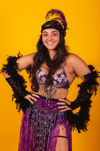 Mujer brasileña con ropa de carnaval foto vertical para uso móvil