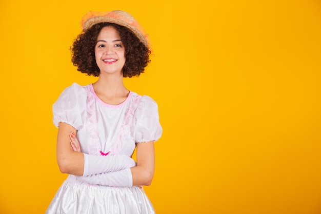 Mujer brasileña con ropa de festa junina arraial festa de sao joao Fondo amarillo